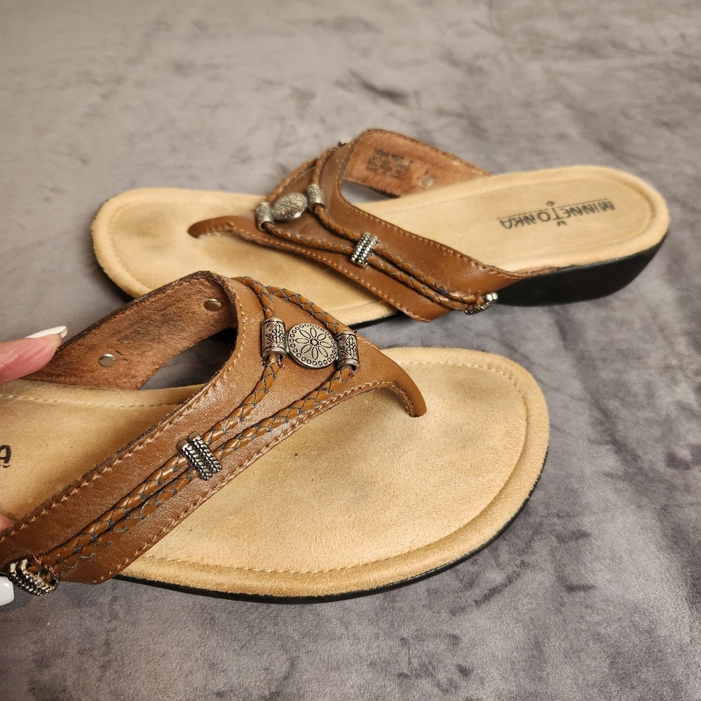 Minnetonka Silverthorne Thong Sandals Womens Size 9 Nutmeg Brown Leather W/Box
